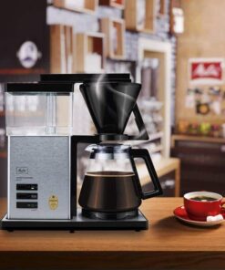 Kaffebryggare aroma signature på en bänkskiva av trä