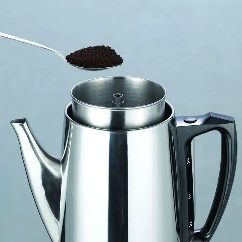 Påfyllning av kaffe i C3 perkolator