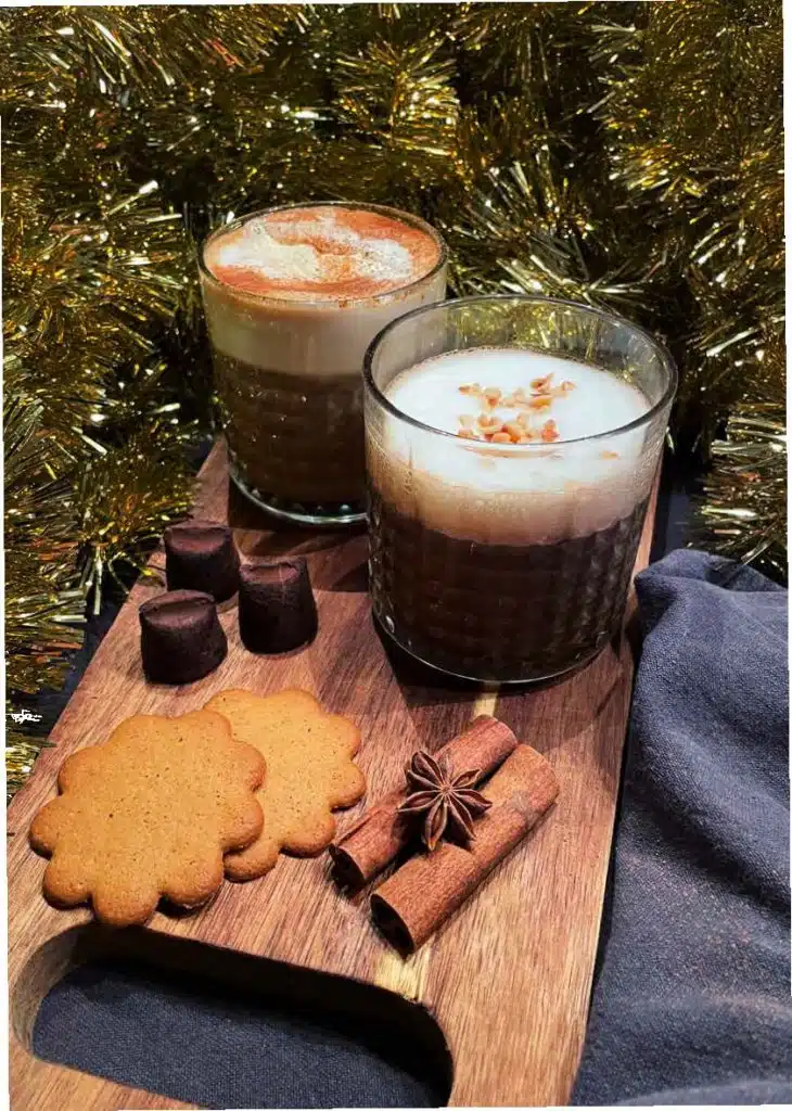 Julkaffe med pepparkakor och glitter i bakgrunden